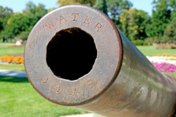 Muzzle of a cannon with "water" inscribed