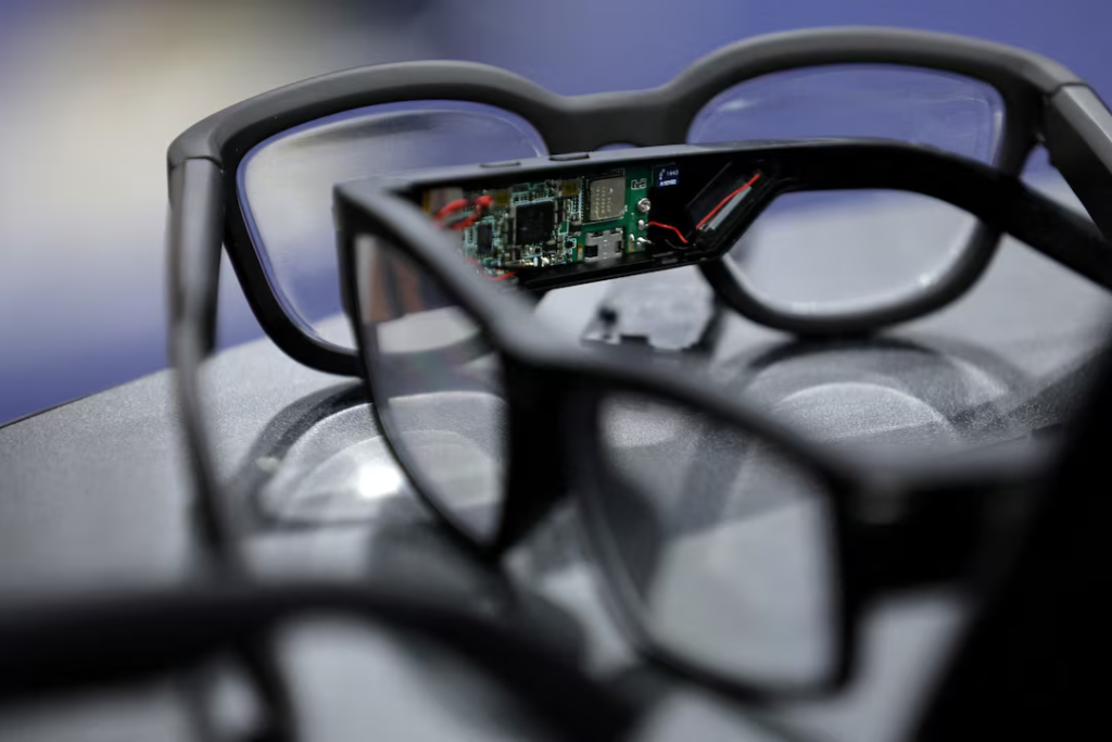Australia Considers Smart Glasses Ban in Government Workplaces, While 70 People Sue Meta Over Unknowing Data Collection